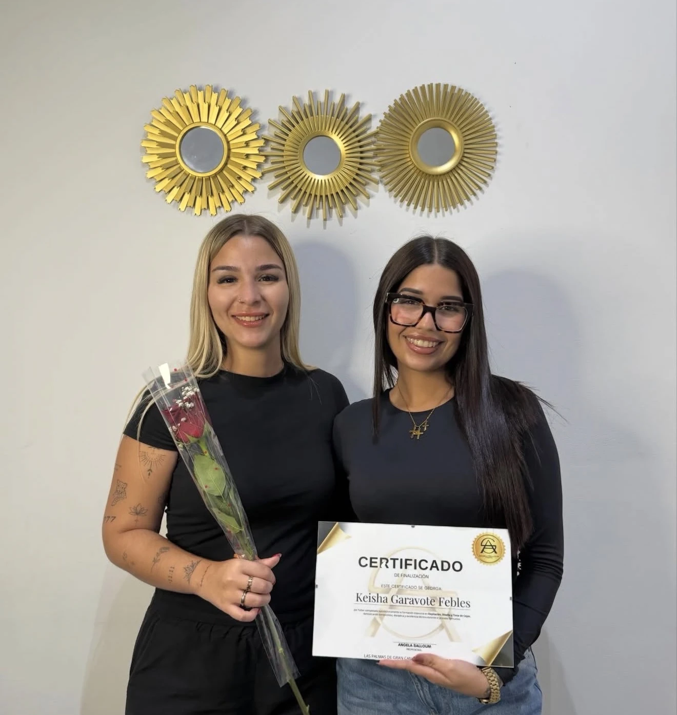 Ángela junto a una alumna en la entrega de su certificado