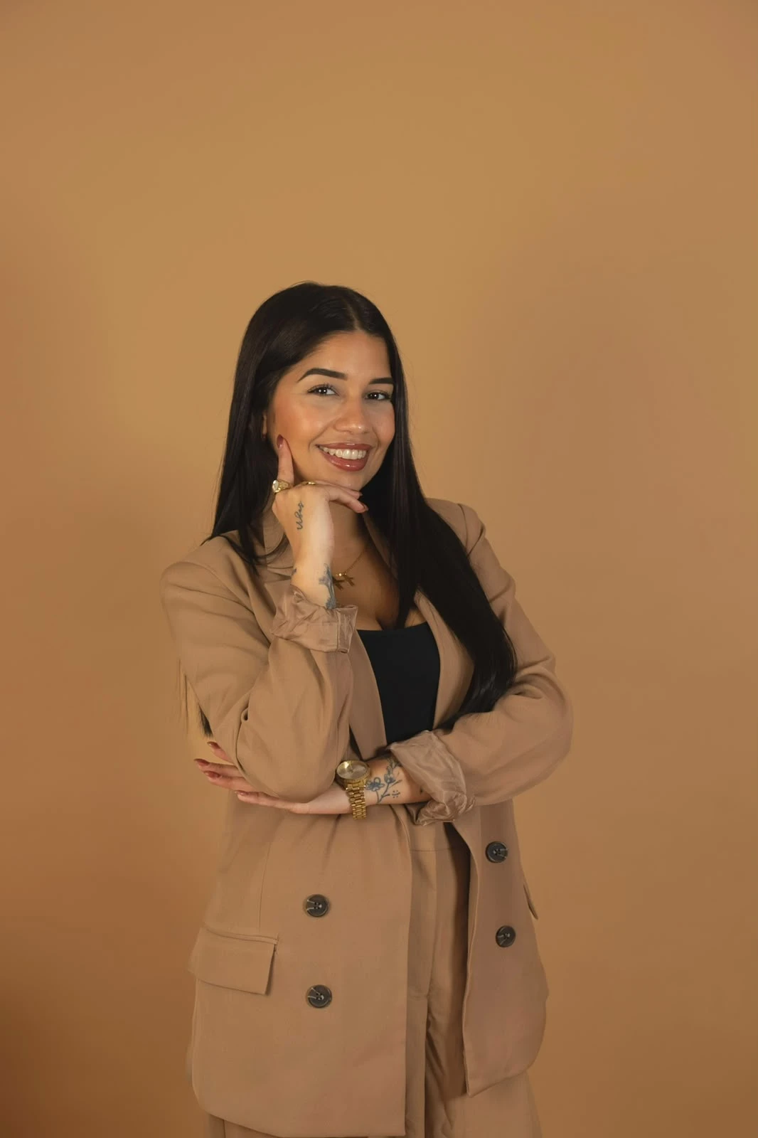 Ángela Salloum con traje marrón en su retrato profesional