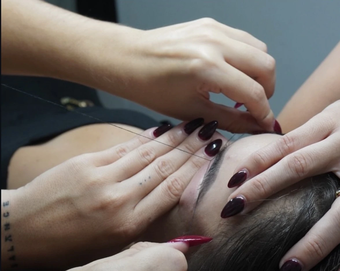 Depilación de cejas con hilo en el estudio